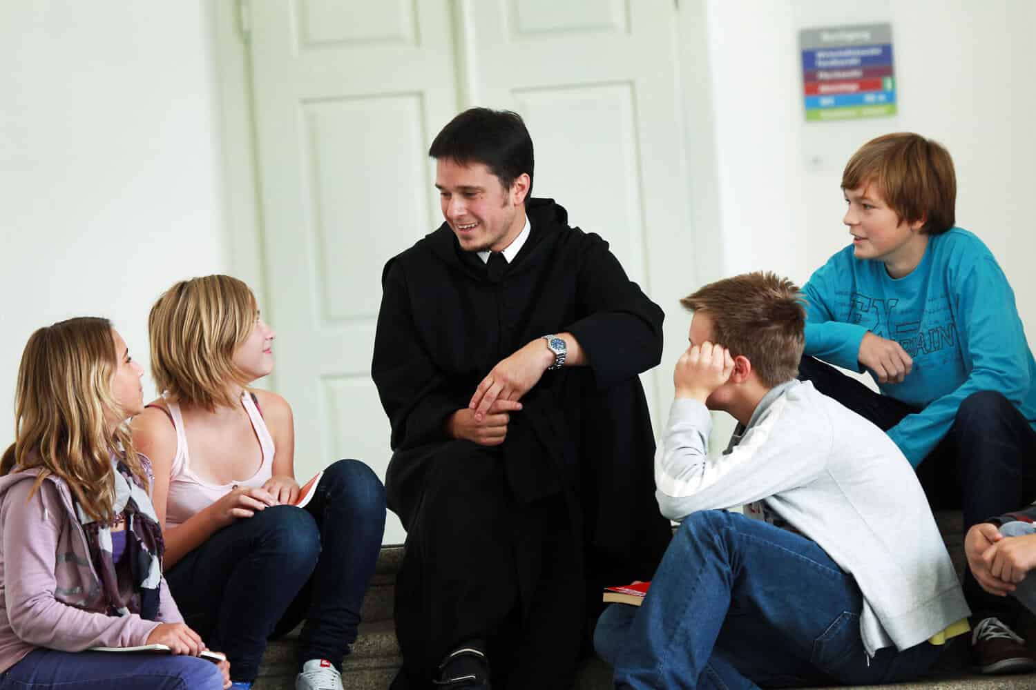Pater Florian mit Schülerinnen und Schülern des Stiftsgymnasium Seitenstetten